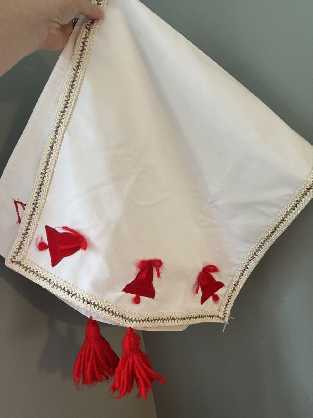 Vintage Christmas Table Runner With Red Bells & Tassels 16"x36" Cotton Embroider
